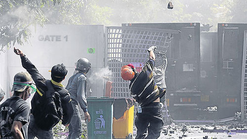 Người biểu tình dùng gạch đá tấn công cảnh sát (Ảnh Bangkok Post)