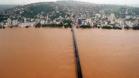 Cảnh ngập lụt tại Vitoria, bang Epirito Santo ngày 26/12