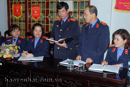 Lãnh đạo VKSND thành phố trao đổi nghiệp vụ chuyên môn với cán bộ, kiểm sát viên.