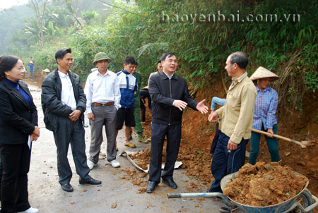 Đồng chí Trần Thế Hùng- Bí thư Huyện ủy Văn Yên kiểm tra tiến độ làm đường giao thông nông thôn tại xã Tân Hợp.
(Ảnh: Nguyễn Giang)
