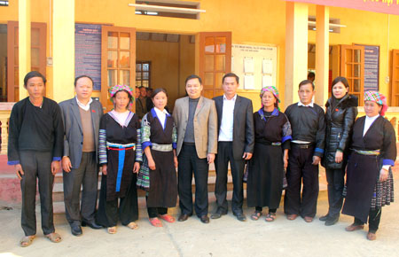 Đoàn đại biểu Quốc hội trao đổi nội dung kỳ họp với cử tri xã Hồ Bốn, huyện Mù Cang Chải.