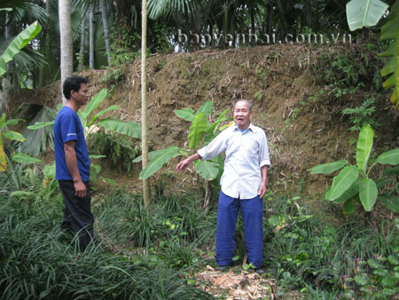 Cụ Hoàng Văn Tân và anh Nông Văn Đại bên di tích thành cổ.
