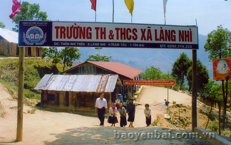 Thày và trò Trường Tiểu học và THCS xã Làng Nhì (Trạm Tấu).