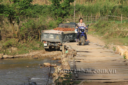 Tuyến đường vào xã là đường đất, mỗi mùa mưa bão rất khó khăn cho việc đi lại, vận chuyển nông sản, hàng hóa của người dân.