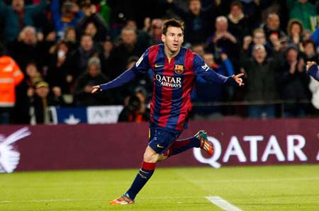Các fan bóng đá hãy xem hình ảnh Messi thể hiện sự lãnh đạo của mình trong trận đấu và ghi ba bàn thắng để giành chiến thắng cho đội bóng. Đó là một màn trình diễn ấn tượng mà không ai nên bỏ qua.