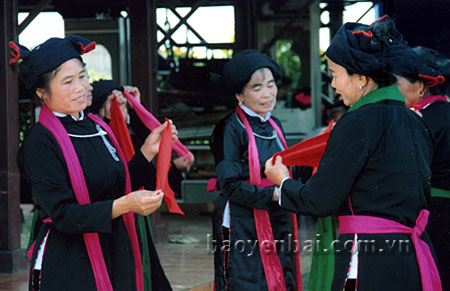 Biểu diễn một tiết mục dân vũ của đồng bào Tày huyện Văn Chấn. 
