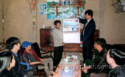 Đồng chí Lê Viết Thuận - Chủ tịch Hội Cựu chiến binh tỉnh (người đứng bên phải) đến thăm và tặng quà gia đình ông Nguyễn Văn Thanh, thôn Hạnh Phúc, xã Lang Thíp, huyện Văn Yên.