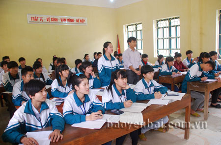 Phòng học kiên cố hóa tạo thuận lợi cho thầy và trò Trường THPT Cảm Nhân (Yên Bình) nâng cao chất lượng dạy và học.