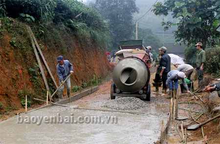 Người dân thôn Khe Năm, xã Hưng Khánh tham gia làm đường giao thông nông thôn.
