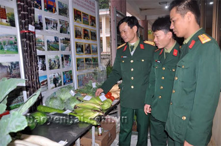 Cán bộ, chiến sỹ Bộ CHQS tỉnh thăm quan triển lãm các mô hình tăng gia sản của ngành Hậu cần Bộ CHQS tỉnh.