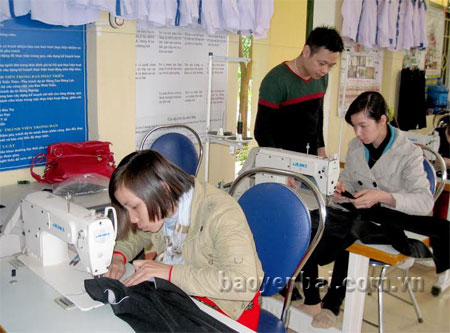 Đoàn viên Công đoàn Trung tâm Dạy nghề huyện Văn Yên hướng dẫn các học viên học nghề cắt may tại xã Xuân Ái.