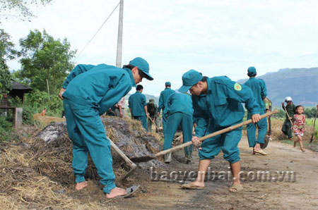 Lực lượng dân quân huyện Văn Chấn tham gia giúp nhân dân xã Phúc Sơn làm đường giao thông nông thôn.