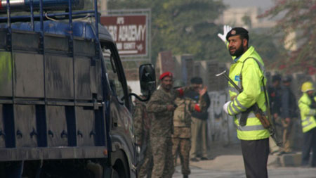 Binh sĩ Pakistan trong cuộc giao tranh với các tay súng tấn công trường học ở Peshawar ngày 16/12. (Ảnh: THX)
