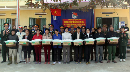 Hội Cựu chiến binh Đường 9 – B5 Quảng Trị khu vực phía Bắc sông Hồng trao quà cho các gia đình có hoàn cảnh khó khăn tại xã Phúc An, huyện Yên Bình.