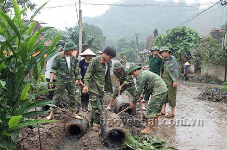 Lực lượng vũ trang huyện Văn Yên tham gia tu sửa đường giao thông nông thôn tại xã Yên Phú.
