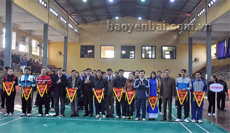 Lãnh đạo Báo Yên Bái, Sở VH-TT-DL tỉnh trao cờ lưu niệm cho các đoàn VĐV.