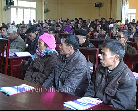 Người có uy tín trong đồng bào dân tộc thiểu số huyện Văn Chấn tại lớp tập huấn.