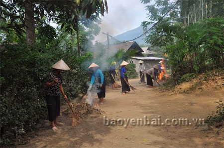 Nhân dân xã Thanh Lương (huyện Văn Chấn) vệ sinh đường làng, ngõ xóm.
