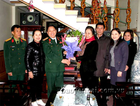 Đồng chí Ngô Thị Chinh – Phó Chủ tịch UBND tỉnh tặng quà và hoa chúc mừng Thiếu tướng Lý A Sáng.