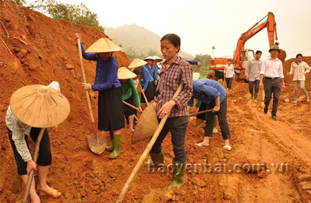 Người dân xã Lâm Thượng (huyện Lục Yên) tham gia làm đường giao thông nông thôn.
