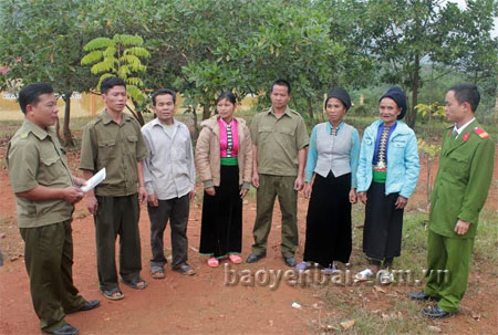 Công an xã Nghĩa Sơn tuyên truyền pháp luật cho người dân.
