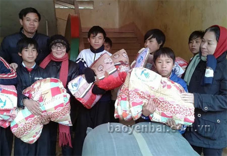 Học sinh Trường Phổ thông dân tộc bán trú Tiểu học và Trung học cơ sở xã Xà Hồ (Trạm Tấu) nhận chăn ấm mùa đông.
(Ảnh tư liệu)