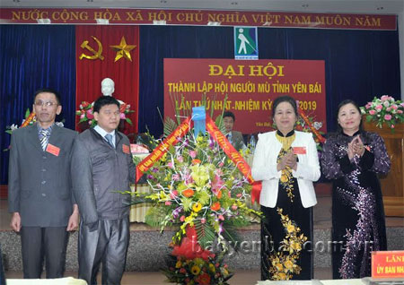 Đồng chí Ngô Thị Chinh - Phó chủ tịch UBND tỉnh (người thứ hai từ phải sang) tặng hoa chúc mừng Đại hội.