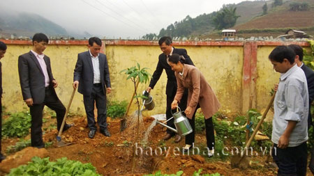 Đoàn đại biểu xã Tuy Lộc (thành phố Yên Bái) trồng cây tại xã Chế Cu Nha (Mù Cang Chải).
