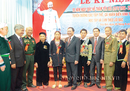 Các đồng chí lãnh đạo Thường trực Tỉnh ủy gặp gỡ, trao đổi với các điển hình dân tộc thiểu số tại Lễ tuyên dương các tập thể, cá nhân điển hình tiên tiến học tập và làm theo lời Bác năm 2013.
