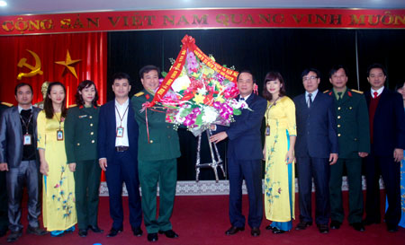 Đồng chí Tạ Văn Long - Phó chủ tịch Thường trực UBND tỉnh (người thứ 5 từ phải sang) tặng hoa chúc mừng cán bộ, công nhân viên Chi nhánh Viettel Yên Bái.