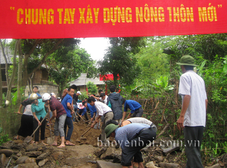 Đoàn viên công đoàn thị xã Nghĩa Lộ tích cực tham gia phong trào thi đua Chung tay xây dựng nông thôn mới.
