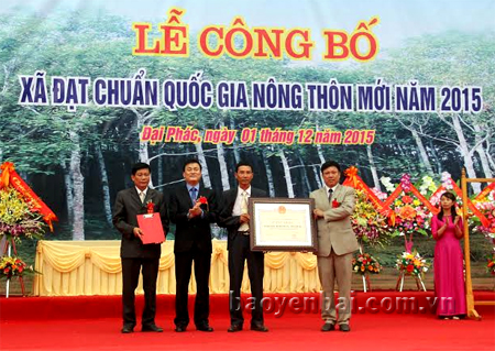 Đồng chí Nguyễn Chiến Thắng- Phó Chủ tịch UBND tỉnh ( người thứ 2 từ  trái sang) trao giấy chứng nhận đạt chuẩn Nông thôn mới cho xã Đại Phác.
