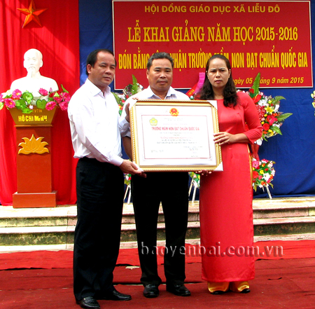 Đồng chí Tạ Văn Long - Ủy viên Ban Thường vụ Tỉnh ủy, Phó Chủ tịch Thường trực UBND tỉnh trao bằng công nhận chuẩn Quốc gia mức độ I năm 2015 cho Trường Mầm non Hoa Phượng, xã Liễu Đô, huyện Lục Yên.
