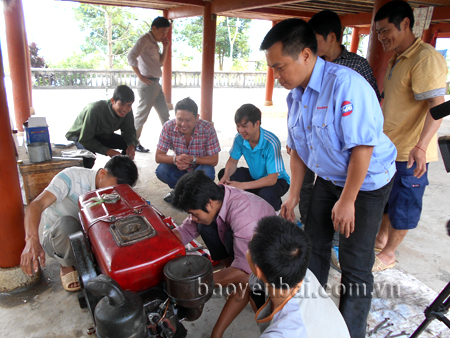 Giờ thực hành của lớp sửa chữa máy nông cụ tại xã Mai Sơn.
