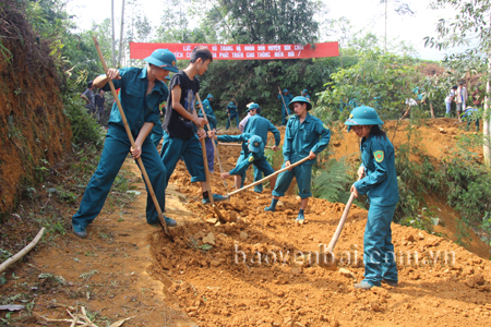 Lực lượng vũ trang và nhân dân xã Thượng Bằng La (Văn Chấn) chung sức làm đường giao thông nông thôn.