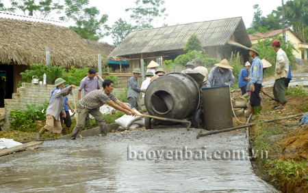 Nhân dân huyện Trấn Yên tích cực kiên cố hóa mạng lưới giao thông nông thôn.  
