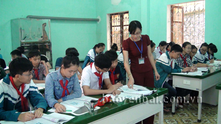 Cô giáo Nguyễn Thị Gấm trong giờ lên lớp.