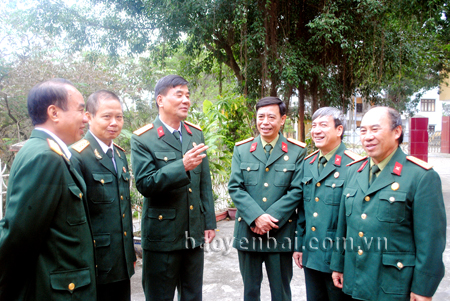 Đại tá Lê Viết Thuận - Chủ tịch Hội Cựu chiến binh tỉnh Yên Bái (thứ 3 trái sang) trao đổi với cán bộ cơ quan Hội Cựu chiến binh tỉnh.