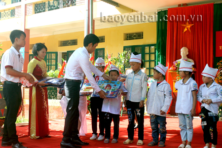 Cán bộ Chi nhánh Tôn Hoa Sen Yên Bái tặng quà cho học sinh Trường Tiểu học xã Lương Thịnh, huyện Trấn Yên.