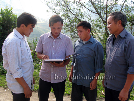 Bí thư Đảng ủy xã Sùng A Dê (thứ 2, trái sang) trao đổi về kế hoạch sản xuất đông xuân với lãnh đạo thôn Lìm Mông.