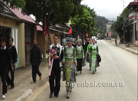 Đám cưới của đôi bạn trẻ người Mông ở Trạm Tấu được tổ chức theo nếp sống mới.
