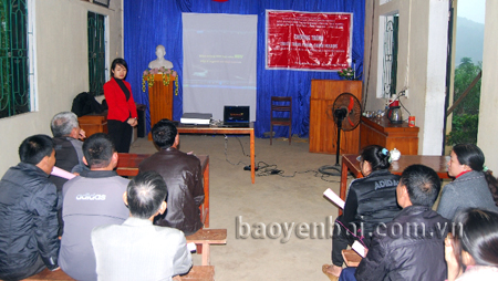 Cán bộ Trung tâm Y tế huyện Trấn Yên tuyên truyền cho người dân xã Nga Quán các biện pháp phòng, chống HIV/AIDS.
