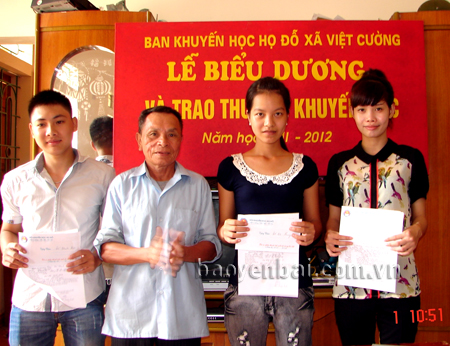 Ban đại diện Chi hội Khuyến học dòng họ Đỗ, xã Việt Cường (Trấn Yên) trao thưởng cho các em có thành tích cao trong học tập.