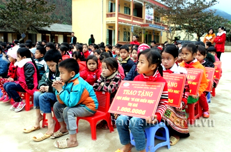 Các em học sinh được nhận học bổng “Vì em hiếu học” của Viettel Yên Bái.
