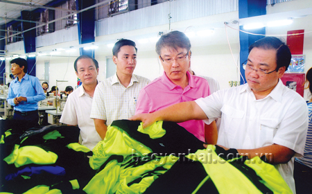 Phó Thủ tướng Chính phủ Hoàng Trung Hải thăm Nhà máy May của Công ty TNHH Daesung Global (Hàn Quốc) tại Cụm công nghiệp Thịnh Hưng, huyện Yên Bình.
