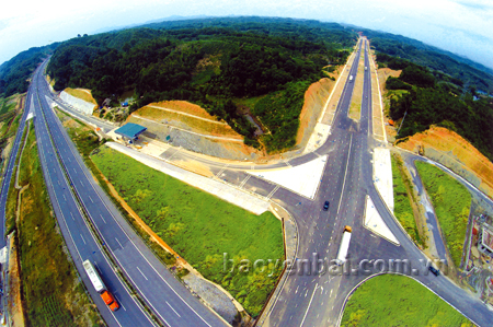 Đường cao tốc Nội Bài - Lào Cai, nút giao IC 12 qua đường tránh ngập thành phố Yên Bái.
(Ảnh: Thanh Miền)