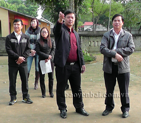 Các đồng chí lãnh đạo huyện Yên Bình kiểm tra tiến độ xây dựng nông thôn mới tại xã Vũ Linh.