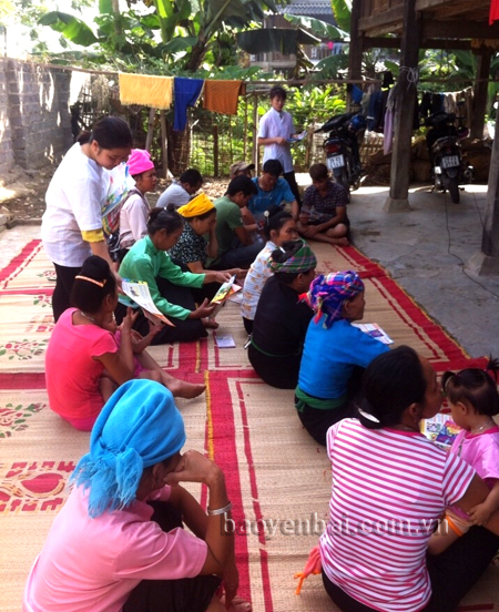 Trung tâm Y tế thị xã Nghĩa Lộ phát tờ rơi tuyên truyền phòng, chống HIV/AIDS tại bản Sang Hán, xã Nghĩa Lợi.