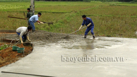 Nhân dân xã Đại Minh bê tông hóa đường giao thông nông thôn.