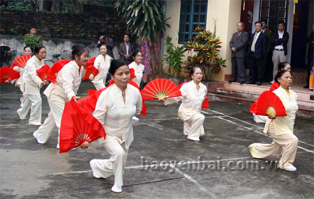 Người cao tuổi Khu dân cư Thống Nhất, phường Đồng Tâm (thành phố Yên Bái) tập thể dục dưỡng sinh nâng cao sức khỏe.
(Ảnh: Ngọc Đồng)